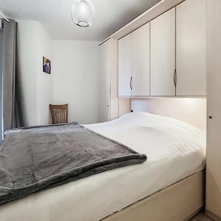 Apartment 2 Bedroom Lovely In *